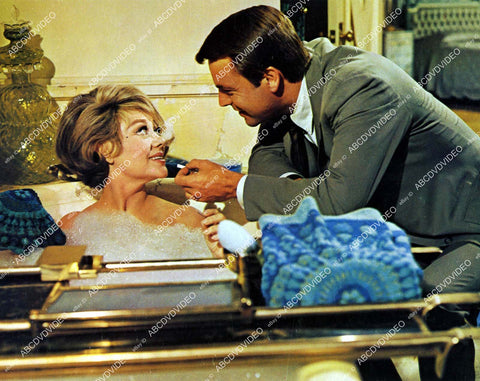 crp-10963 1968 Glynis Johns in bathtub, Robert Wagner film Don't Just Stand There crp-10963