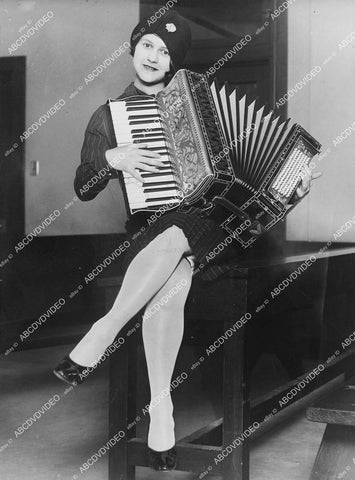 crp-01123 1930's music unknown lady w her accordian crp-01123
