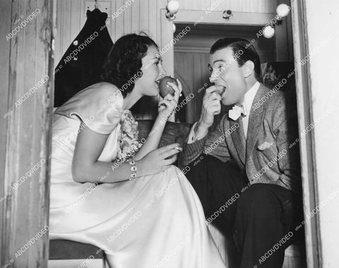 crp-11315 1938 candid Rosalind Russell & Walter Pidgeon enjoy an apple in dressing room film Man-Proof crp-11315