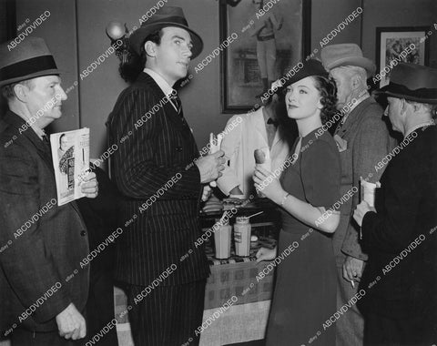 crp-11324 1938 Myrna Loy & Walter Pidgeon enjoy a hotdog film Man-Proof crp-11324