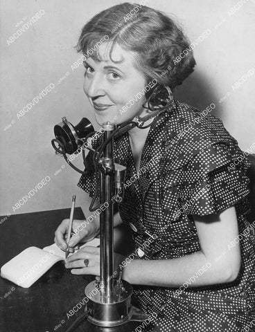 crp-11488 1934 news photo telephone operator Lillian G Williams of LA invents hands free phone for easier work crp-11488