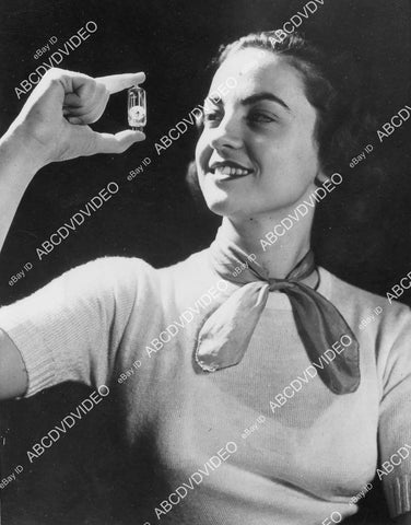 crp-11496 1950 news photo Winona Brown shows new Television picture tube G.E. magnetron invention for ultra high frequency crp-11496