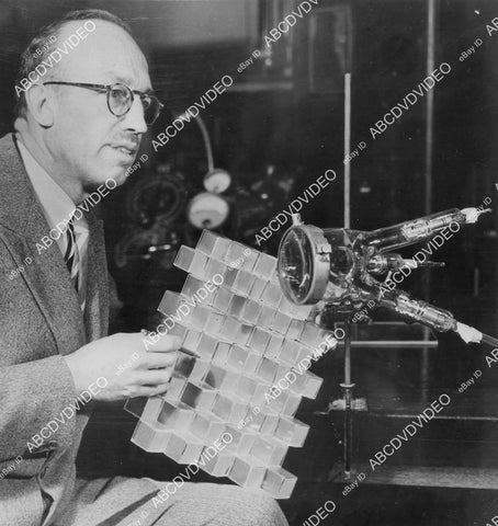 crp-11498 1948 news photo Dr Willard Geer USC new color Television tube prism system crp-11498