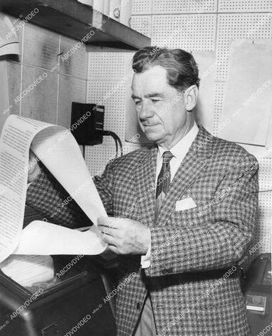 crp-11524 1959 newsman Lowell Thomas at the teletype machine for CBS news crp-11524