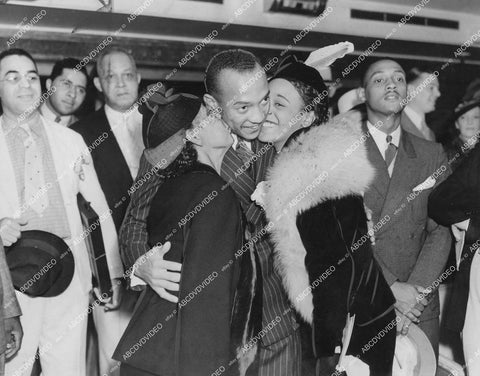 crp-11552 1936 Olympic legend Jesse Owens returns from Berlin greeted by wife & mother crp-11552