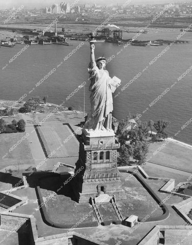 crp-11567 1951 news photo historic NYC great aerial shot Statue of Liberty and Liberty Island crp-11567
