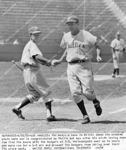 crp-11662 1958 news photo MLBaseball Willie Jones Philadelphia Phillies & bat boy vs LA Dodgers at Coliseum crp-11662