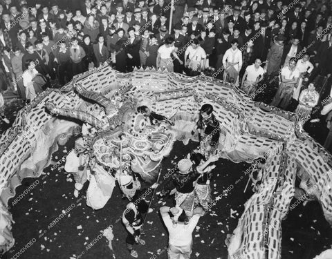 crp-11682 1940 news photo historic San Francisco Chinatown parade war relief for China w beautiful dragon float crp-11682