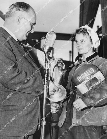 crp-11723 1944 news photo WWII genuine Rosie the Riveter Vera Anderson of Ingalls Shipbuilding Corp Oakland Calif gets trophy from W.R. Guest crp-11723