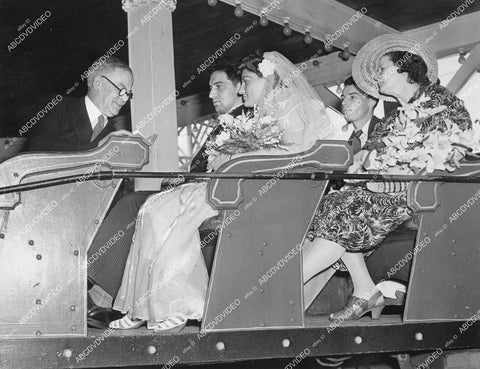 crp-11740 1938 news photo David Goldberg & Hilda Schneider get married on rollercoaster Derby Racer Pallisades Park New York City crp-11740