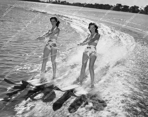 crp-11744 1943 news photo Cypress gradens Fla lovely Kathleen Turner, Martha Gray water skiing babes crp-11744