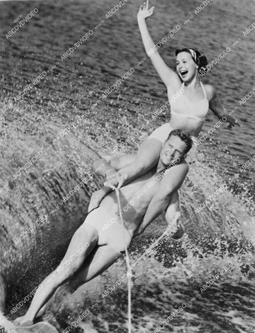 crp-11746 1940's orid news photo handsome water skiing couple sitting on shoulders crp-11746