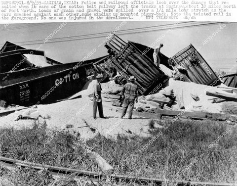 crp-11855 1959 news photo train railroad derailment accident in Saginaw Texas crp-11855