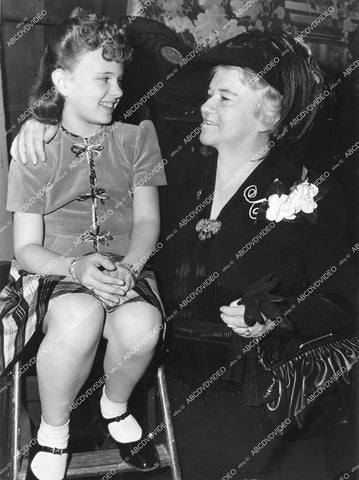 crp-11902 1946 candid child star Joan Carroll w genuine Sister Elizabeth Kenny film Sister Kenny crp-11902