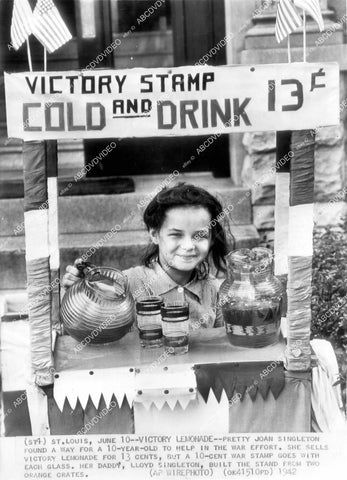 crp-11973 1942 news photo cute little girl Joan Singleton has WWII lemonade stand w Victory Stamps crp-11973
