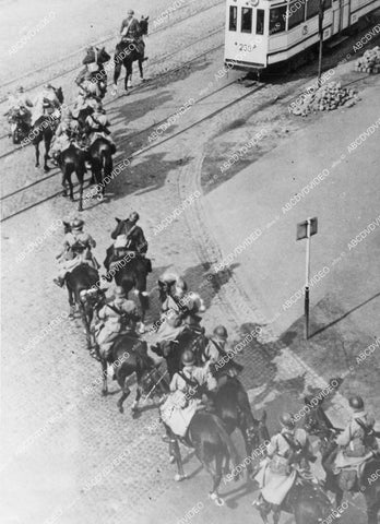 crp-11986 1936 news photo WWII French mounted troops head east after Hitler occupies Rhineland crp-11986