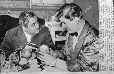 crp-12034 1940's news photo Irish Psychic Tom Corbett w crystal ball w Maharajah of Baroda crp-12034
