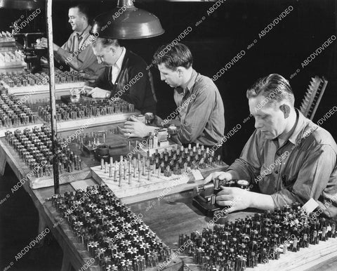 crp-12122 1943 news photo WWII war production Chevrolet plant make Pratt & Whitney engine aviation parts crp-12122