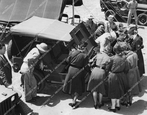 crp-12250 1942 news photo WWII women in uniform Ambulance Corps San Diego trainees learn about the Jeep crp-12250