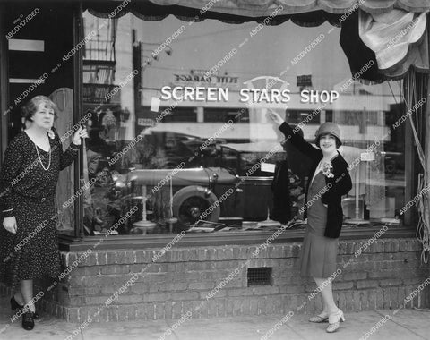 crp-12264 1930's Historic Hollywood 2 ladies at store front "Screen Stars Shop" is this a movie or real store??? crp-12264