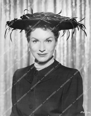 crp-12305 1954 news photo Shirley Patterson (Shawn Smith) in new fancy hat crp-12305