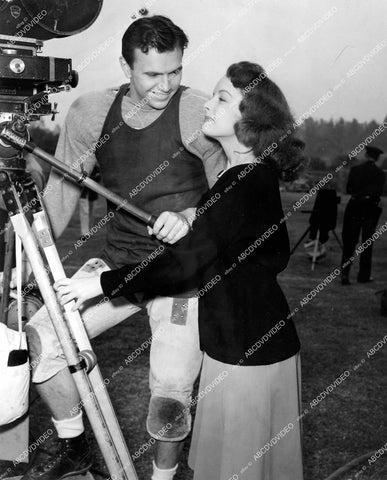 crp-12314 1942 candid Frankie Albert, Kay Harris look through movie camera film The Spirit of Stanford crp-12314