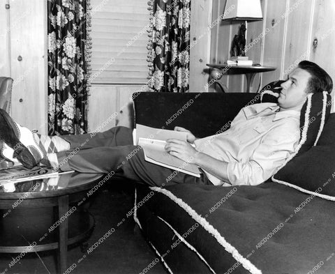 crp-12321 1942 candid Frankie Albert w his script in dressing room film The Spirit of Stanford crp-12321