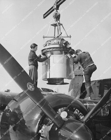 crp-12332 1944 news photo WWII aviation P-61 Black Widow airplane loaded w .50 cal machine gun turret crp-12332