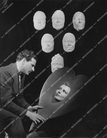 crp-12383 1938 Jo La Reis mask maker isolates Doris Harmon's face to make life mask crp-12383