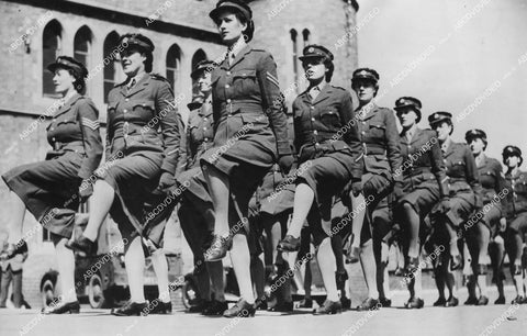 crp-12400 1942 news photo WWII women for Ambulance Corps marching Somewhere in England crp-12400
