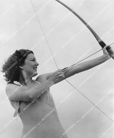 crp-12402 1938 news photo Hilda Knight practices archery at Montauk Point Long Island crp-12402