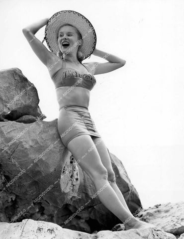 crp-12424 1951 news photo pretty June bright in new bikini & sun hat posing at the beach crp-12424