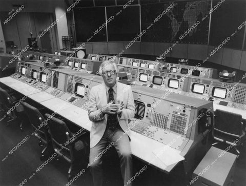 crp-12438 1979 author Ray Bradbury in NASA space control room TV documentary Infinite Horizons Space After Apollo crp-12438