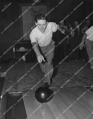 crp-12444 1939 bowling champ Ned Day gives demo short subject film Set Em Up crp-12444