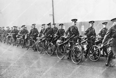 crp-12454 1931 news photo Scottish Guards troops on bicycles for trek from Andershot to Windsor crp-12454