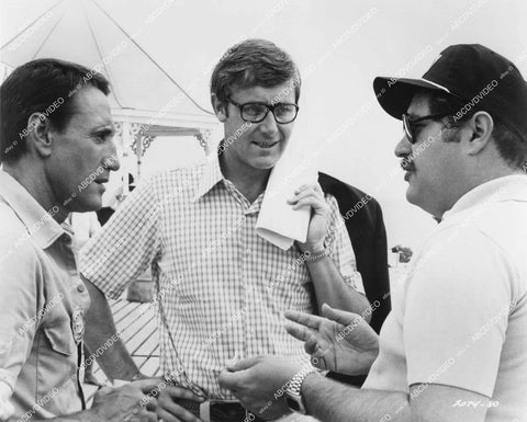 crp-12462 1975 author Peter Benchley w Roy Scheider & Carl Gottlieb on set film Jaws crp-12462