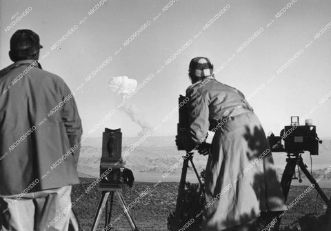 crp-12496 1951 news photo army troops w cameras for atomic bomb blast Frenchman's Flats Nevada crp-12496