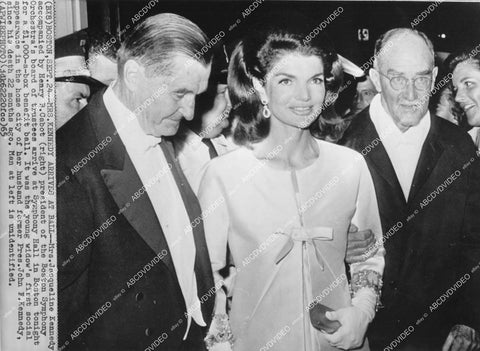 crp-12778 1965 news photo Jacqueline Kennedy, Henry Cabot attend Boston Symphony Hall for charity crp-12778