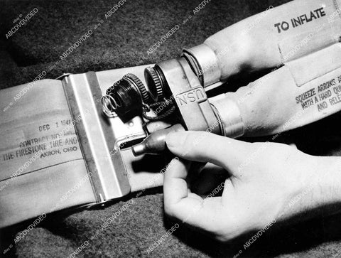 crp-12799 1942 news photo WWII new aviation inflatible air lifebelt w pressurized cannisters by Firestone tire co crp-12799