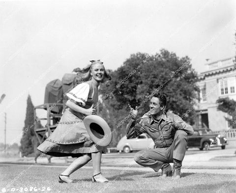 crp-12854 1946 candid Ken Curtis, Judy Clark having fun between scenes film Lone Star Moonlight crp-12854