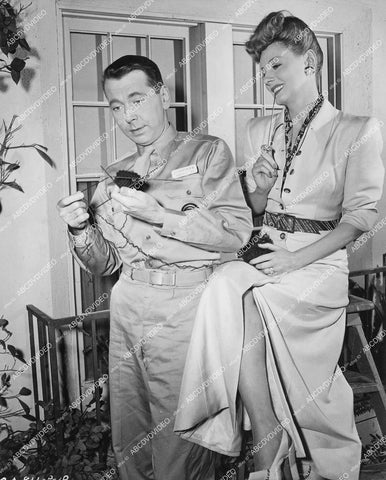 crp-12881 1945 candid Alexander Knox & Irene Dunne knitting on set film Over 21 crp-12881