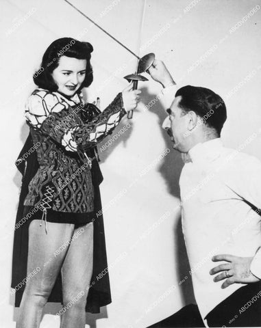 crp-13036 1945 news photo opera singer Frances Greer gets fencing lessons George Santelli for Romeo & Juliet crp-13036