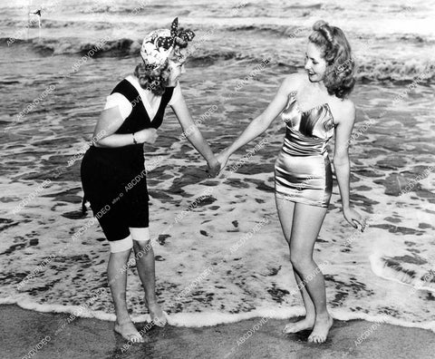 crp-13067 1939 news photo cuties Dorothy King, Esther Mae Colombo 1909 swimwear vs newer models Splash Day vintage pinup crp-13067