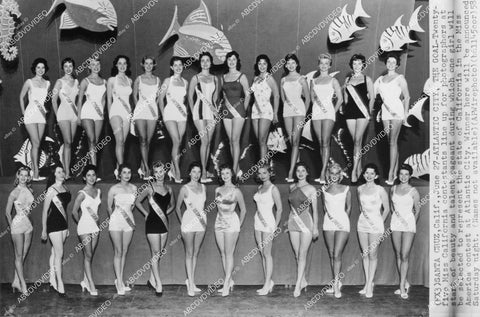 crp-13077 1958 news photo 2 lines of babes in swimsuits all to compete Miss California beauty contest crp-13077