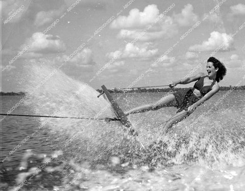 crp-13090 1944 news photo sexy babe in action Katy Turner 60 MPH on her aquaplane skimming through water crp-13090