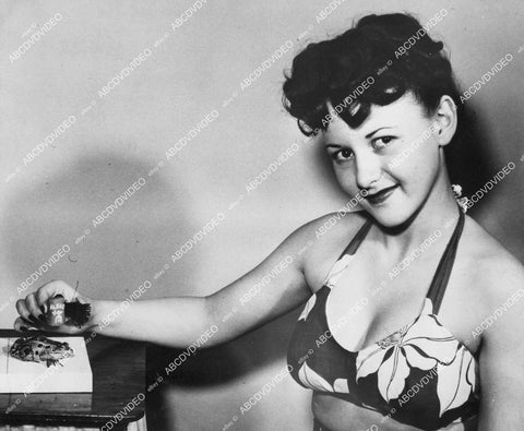 crp-13093 1944 news photo cutie Polly Allen puts miniature Al Kaly Shrine Fez hat on frog jumping contest Pueblo Colorado crp-13093
