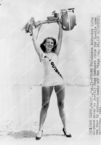 crp-13108 1955 news photo pretty & strong Jackie Smithwick Miss Outboard Motor holds Johnson motor over her head crp-13108