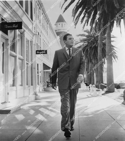 crp-01311 1960 Rod Cameron strolling down Hotel del Coronado sidewalk TV Coronado 9 crp-01311