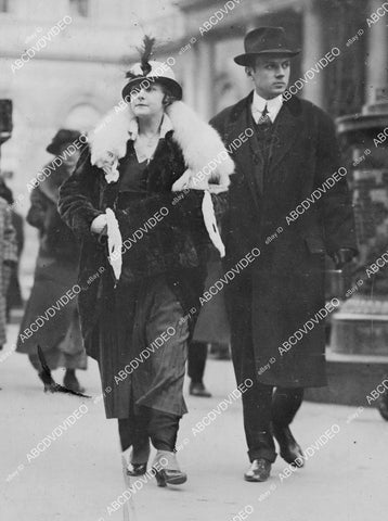 crp-00132 1915 silent film star Grace Darling leaving NYC City Hall crp-00132