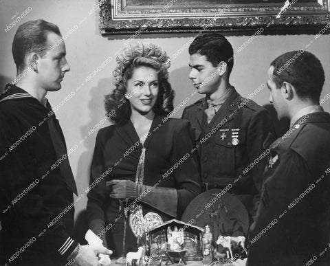 crp-13376 1944 candid Jinx Falkenburg w enlisted men Arthur Schildkraut, Louis Camarda, Philip Caron w Christmas Nativity scene crp-13376